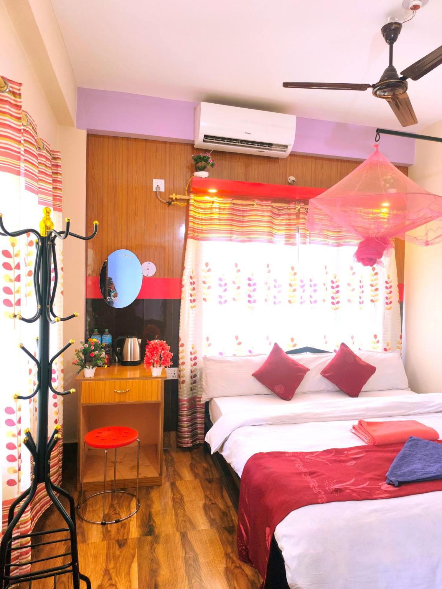 Hotel National Park- A Peaceful Family Home Where You Can Stay Peace And Enjoy And Organize The Wildlife Safari Chitwan Exterior foto